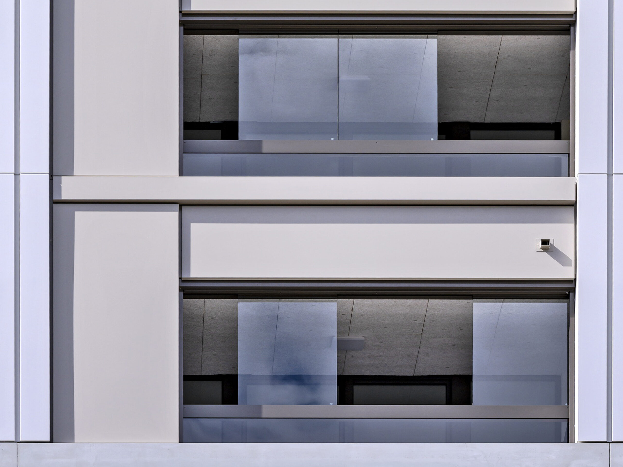 Vorteile von Balkonverglasungen als Wetterschutz und Lärmschutz